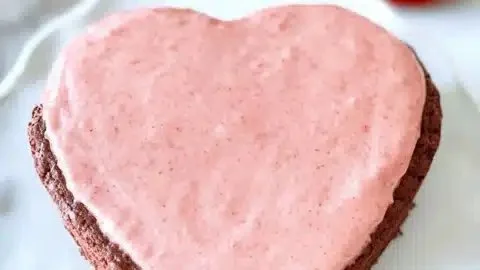 Delicious strawberry brownies topped with fresh strawberries and chocolate drizzle