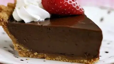 Decadent vegan old-fashioned chocolate pudding pie served in a dish